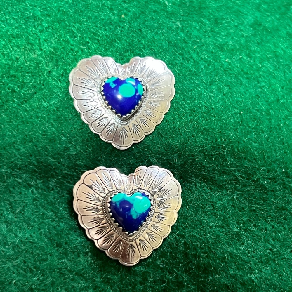 Vintage Southwestern sterling silver heart earrings. - Picture 2 of 11